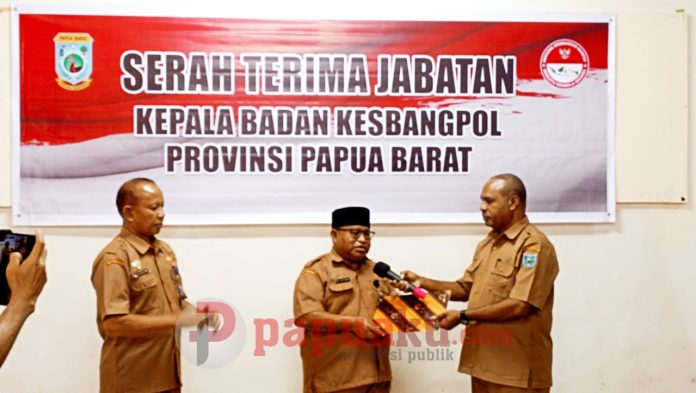 Serah Terima jabatan di Kesbangpol Papua Barat