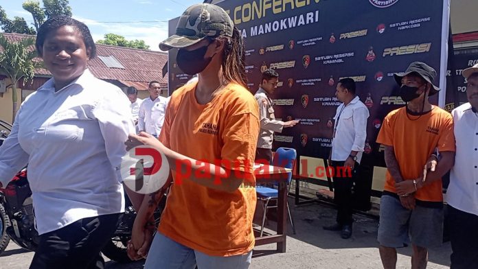 Pelaku M (bertopi) digelandang oleh Polisi ke rutan Mapolresta Manokwari, Senin (8/5/2023). Foto : papuaku.com