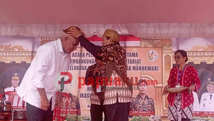 Paulus Waterpauw sesepuh Ikaswara Manokwari