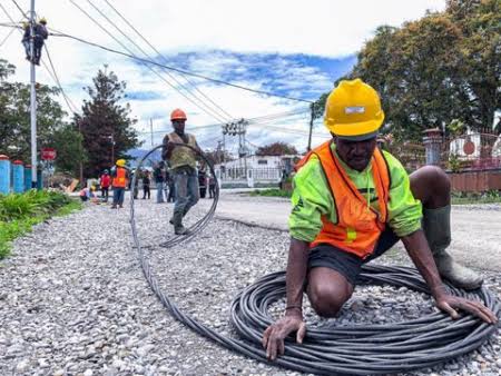 Pekerja PLN