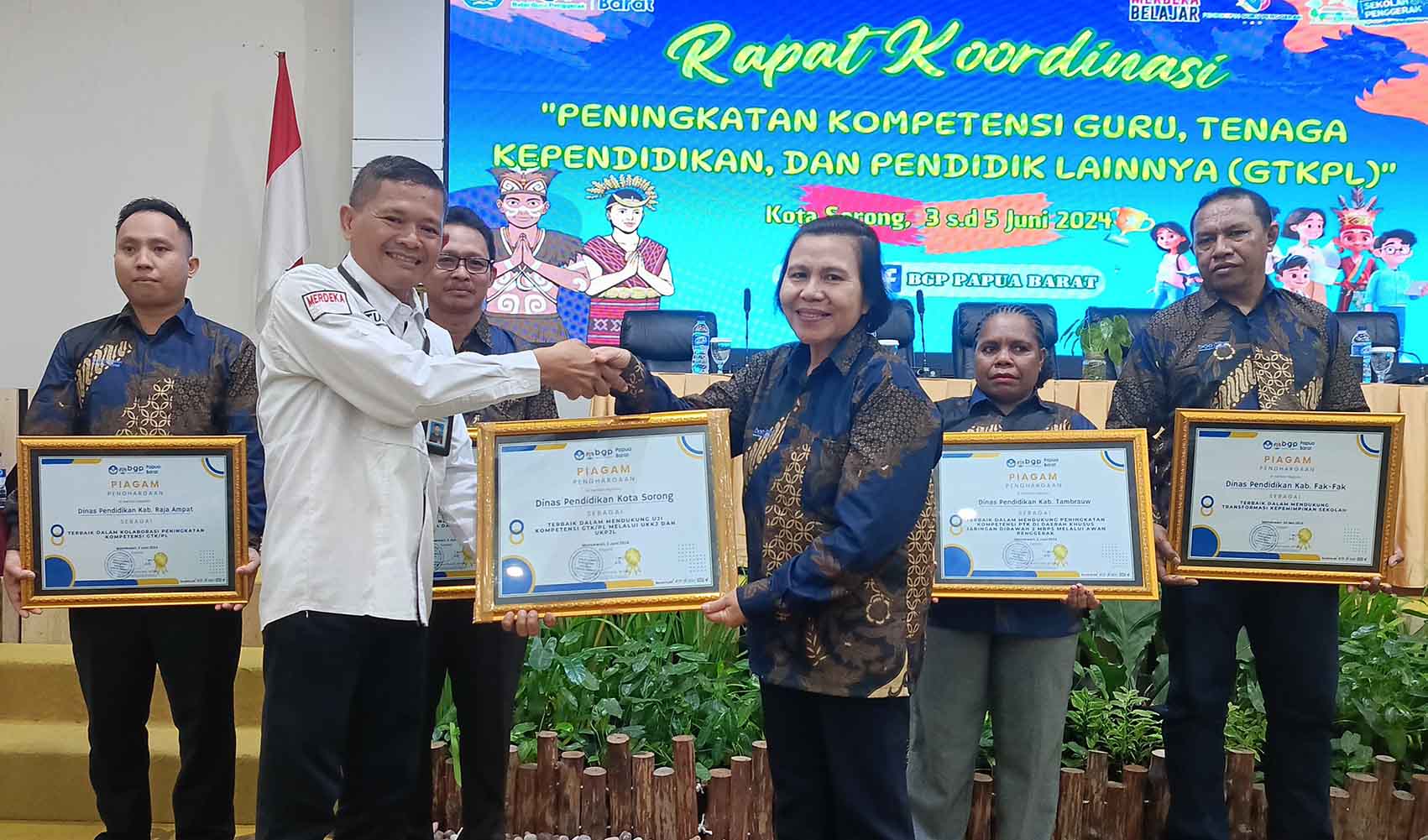 BGP Papua Barat Berikan Penghargaan Kepada 8 Dinas Pendidikan Di Papua