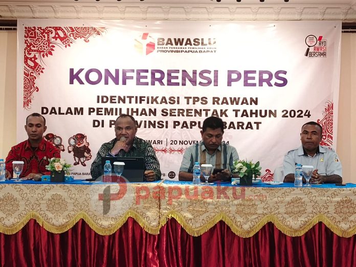 Konferensi Pers Bawaslu Papua Barat