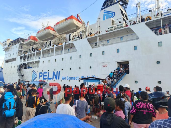 Penumpang di Pelabuhan Manokwari